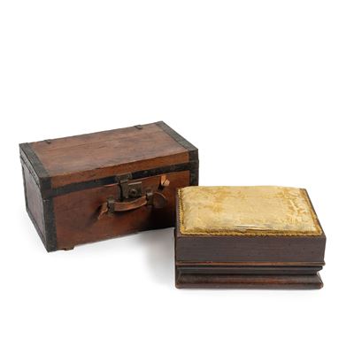 Cassina, credenza in abete, sec. XVIII e poggiapiedi in rovere, sec. XX