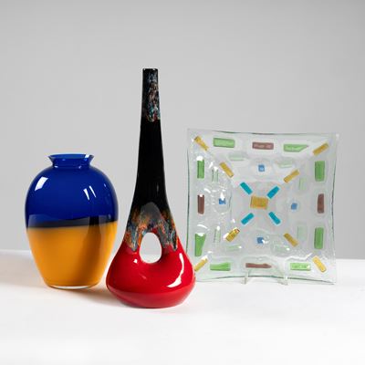 Vasi in vetro e maiolica e piatto, sec. XX