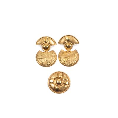 Paio di orecchini e spilla in oro giallo 18 kt, motivo tribale