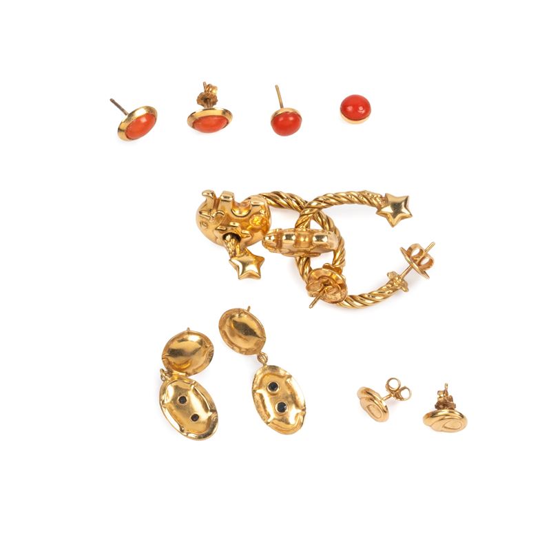 Tre paia di orecchini in oro giallo 18kt, varianti di forme e design