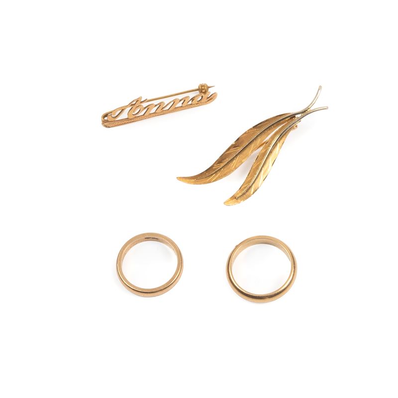 Set di gioielli in oro giallo 18kt: due fedi e due spille ornamentali