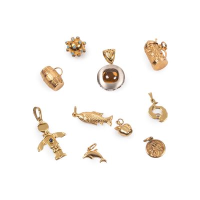 Dieci pendenti e charms in oro 18kt, varianti e pietre preziose