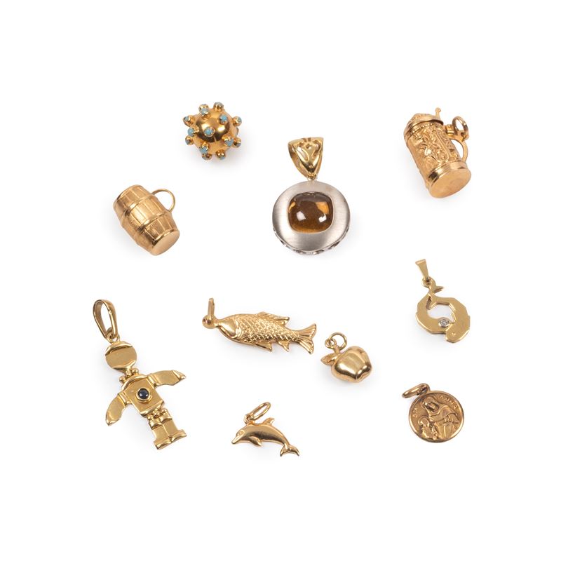 Dieci pendenti e charms in oro 18kt, varianti e pietre preziose