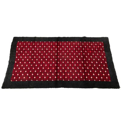 Tappeto, sec. XX, fondo rosso con motivi geometrici bianchi e bordura nera