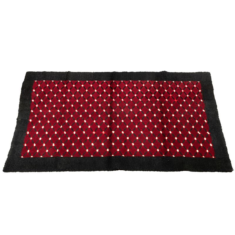 Tappeto, sec. XX, fondo rosso con motivi geometrici bianchi e bordura nera