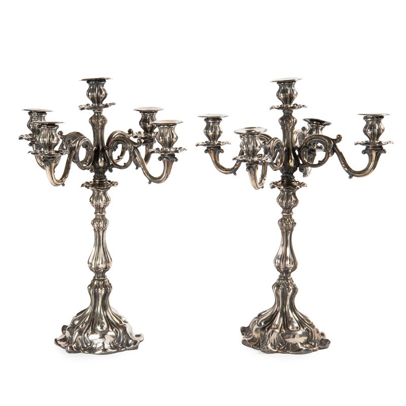 Coppia di candelabri in argento sbalzato e cesellato, Sec. XX