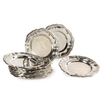 Dodici piattini in argento, Secolo XX, diametro cm 22