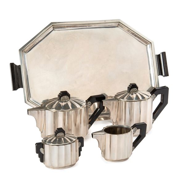 



SERVITO DA TE' E CAFFE'