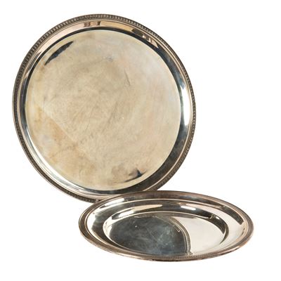 Secolo XX, Due vassoi in argento decorati
