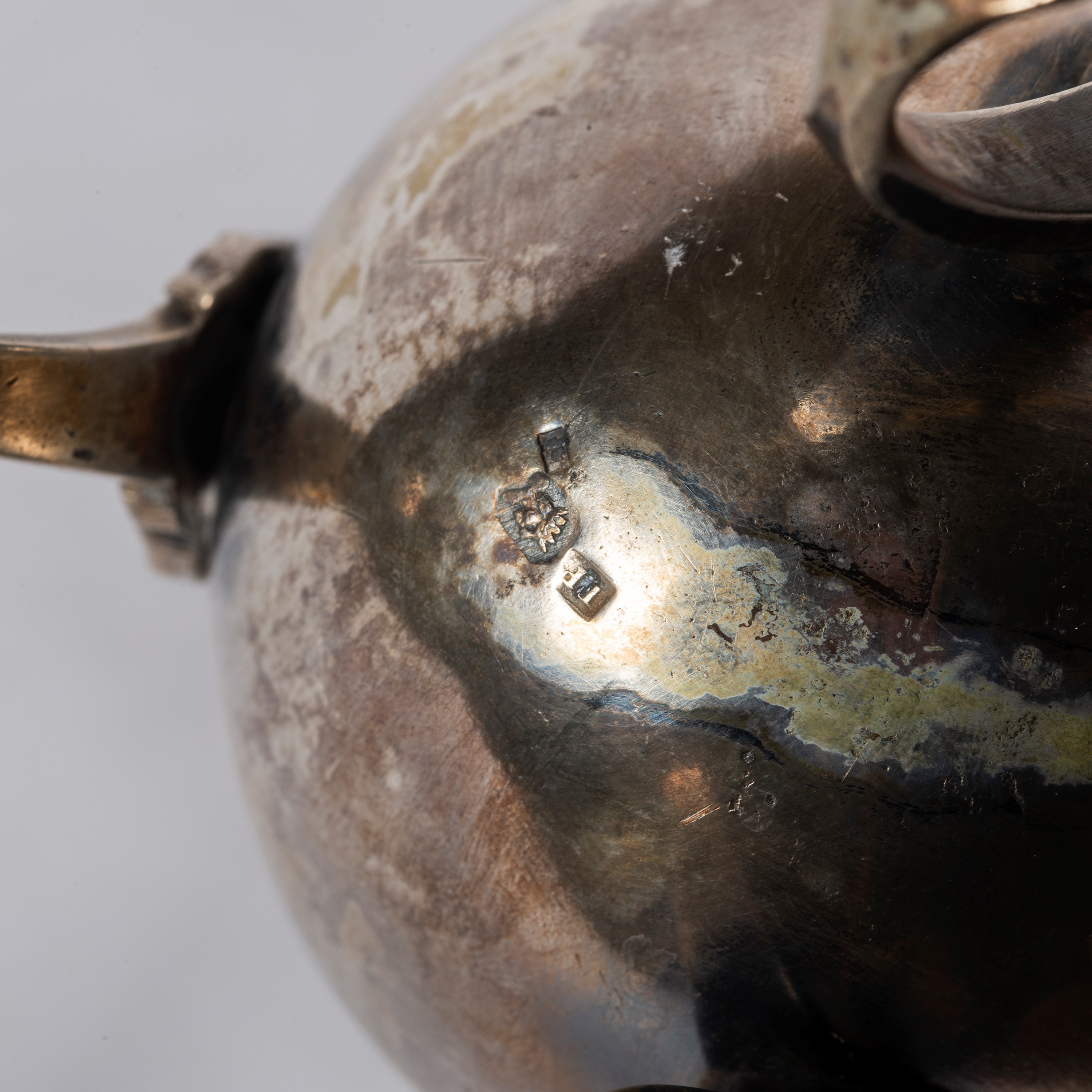 Caffettiera, Napoli, Secolo XIX, Argento, tre sostegni con figure femminili