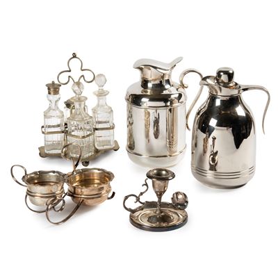 Due thermos, oliera, portasalatini, bugia e cavatappi in metallo argentato