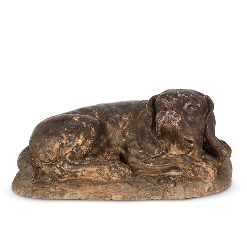 Scultura Francese del XVIII Secolo, Cane Accovacciato in Terracotta Patinata