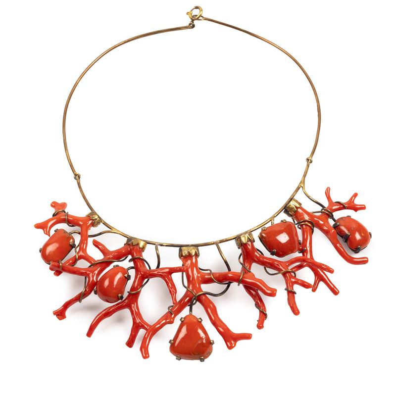 GIROCOLLO IN METALLO DORATO E CORALLO