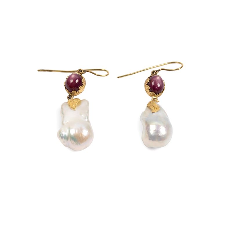 PAIO DI ORECCHINI PENDENTI, IN ORO GIALLO 18KT, PERLE E PIETRE