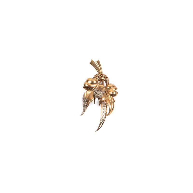 Spilla in oro giallo 18kt con diamanti a motivo floreale