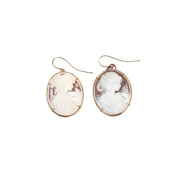 



PAIO DI ORECCHINI IN ORO GIALLO 18KT E CAMMEI 