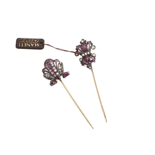 



DUE SPILLI IN ORO 18KT, ARGENTO, DIAMANTI E RUBINI 