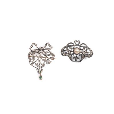 Spilla in oro 18kt, argento e diamanti, a forma di fiore con decorazione a rose
