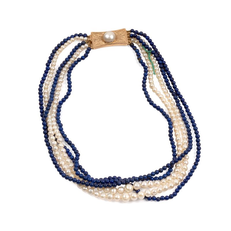 Collana a cinque fili di perle di fiume e agata blu con fermatura in oro 9kt