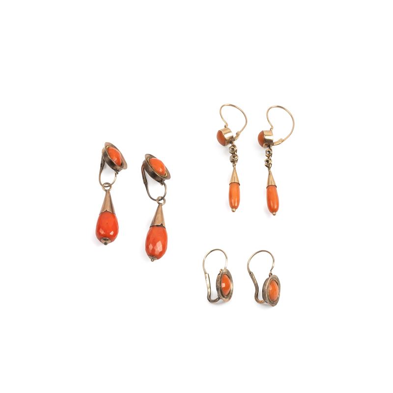 TRE PAIA DI ORECCHINI IN ORO 9KT E CORALLO