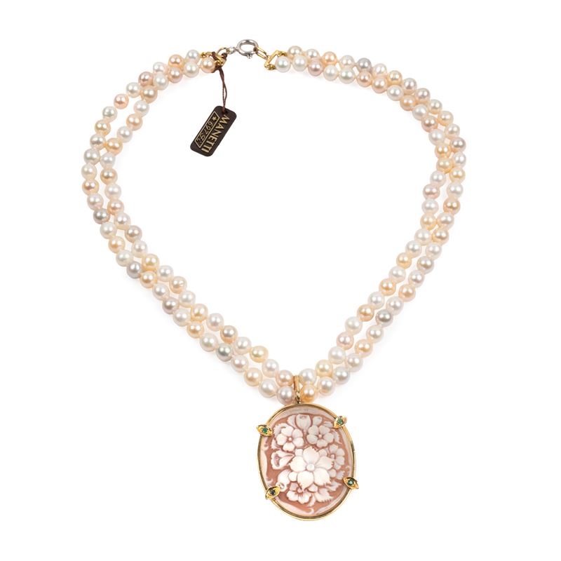 Girocollo di perle natural, pendente in cammeo di oro 18kt
