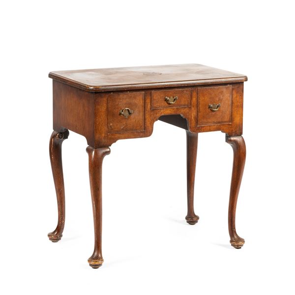 



Piccola scrivania, Inghilterra, sec. XX