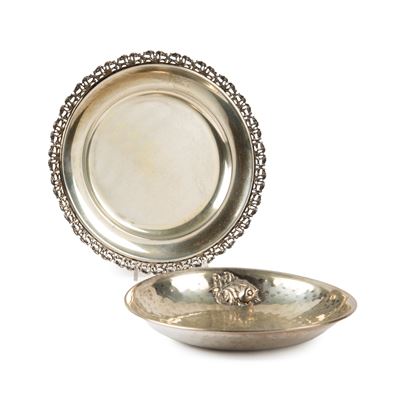 Due vassoi in argento del XX secolo, diametri cm 22,5 e 25,5
