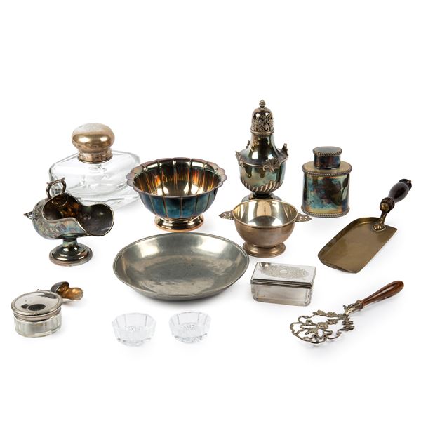 



CONTENITORE N CRISTALLO E NOVE OGGETTI