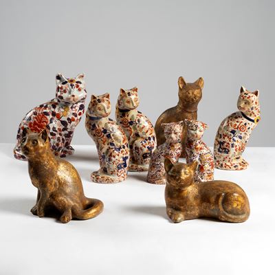 Set di nove soprammobili a forma di gatto in maiolica e terracotta
