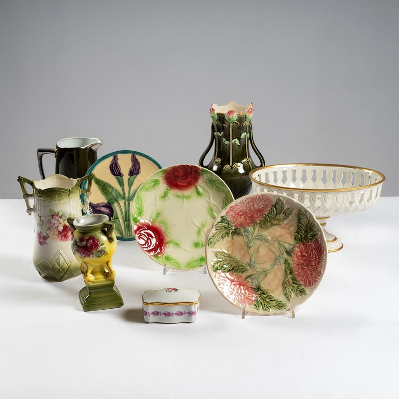 Gruppo di otto elementi in porcellana e maiolica, composto da vasi, piattini e alzata