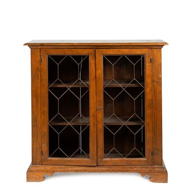 Credenza, stile Settecento, in pioppo con due sportelli a grata
