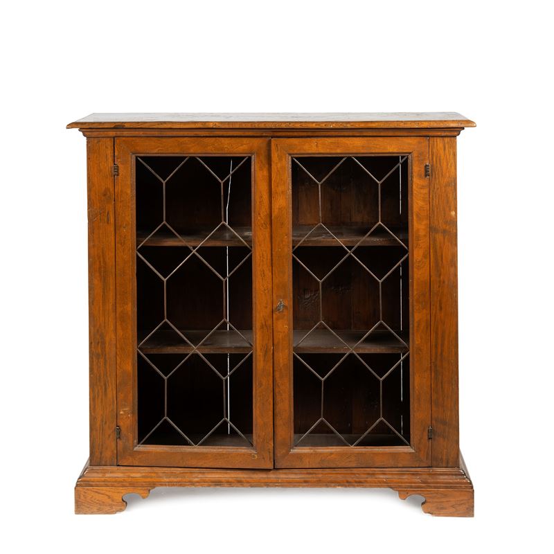 Credenza, stile Settecento, in pioppo con due sportelli a grata