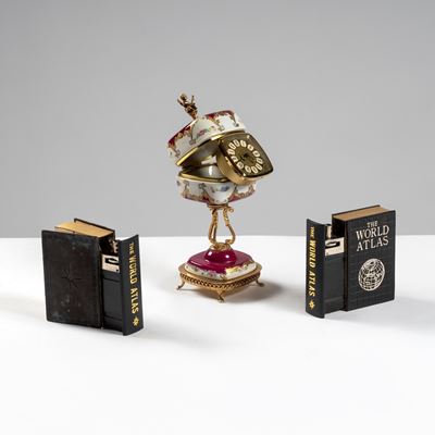 Orologio soprammobile in metallo e porcellana, altezza cm 22 con due accendini a forma di libri