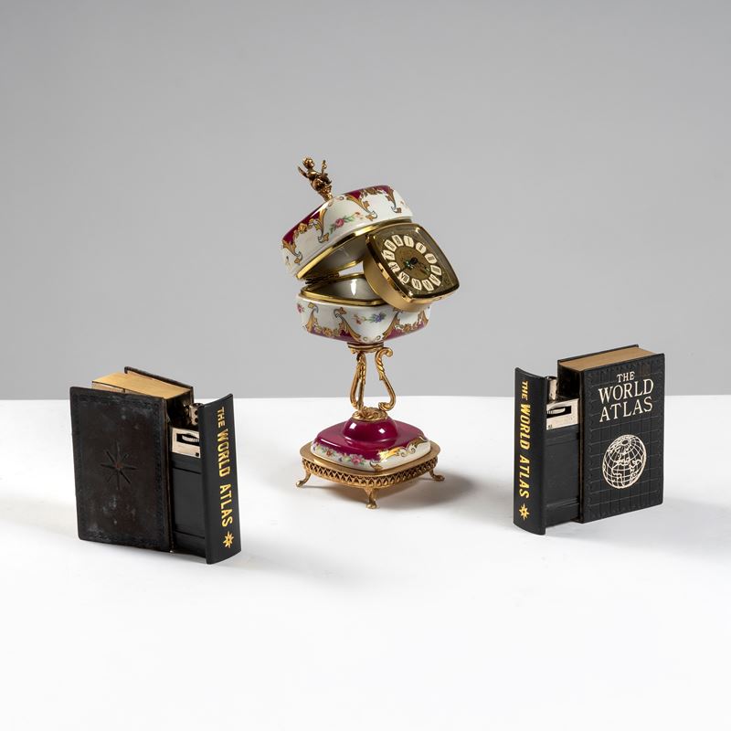 Orologio soprammobile in metallo e porcellana, altezza cm 22 con due accendini a forma di libri
