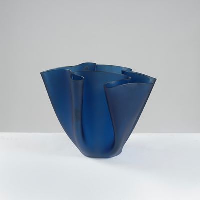 Pietro Chiesa, Vaso CARTOCCIO per Fontana Arte in vetro satinato blu