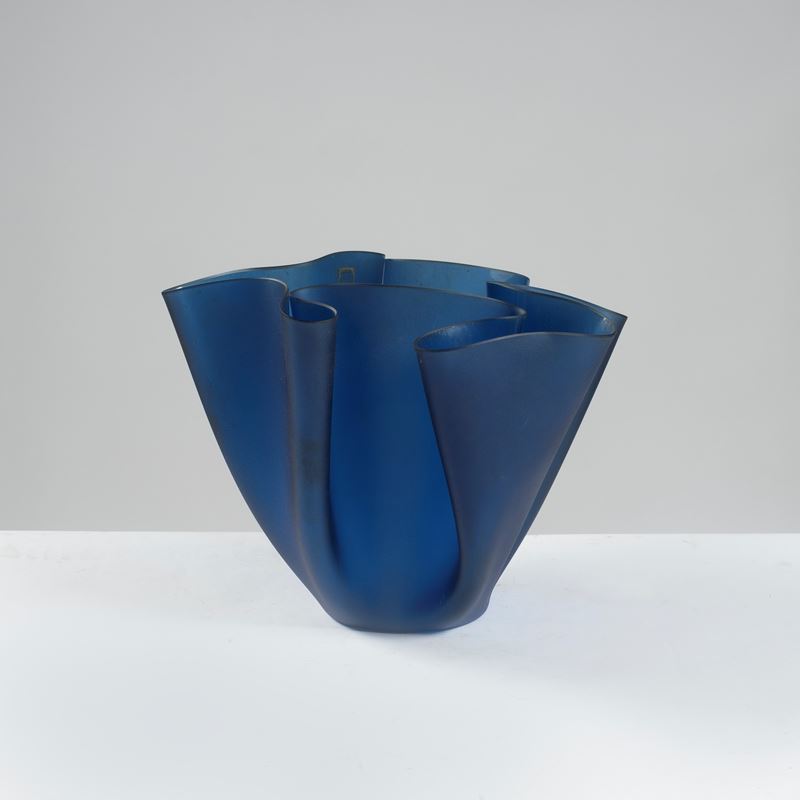 Pietro Chiesa, Vaso CARTOCCIO per Fontana Arte in vetro satinato blu