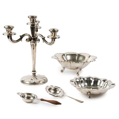 Candelabro, sec. XX, in argento a tre bracci ricurvi