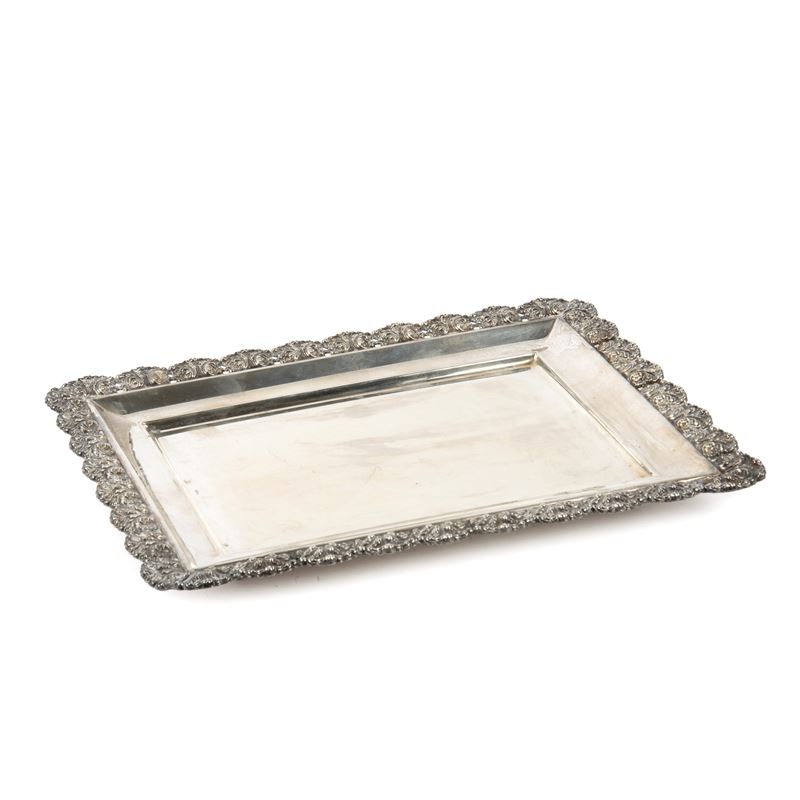 Vassoio in argento cesellato, Sec. XX