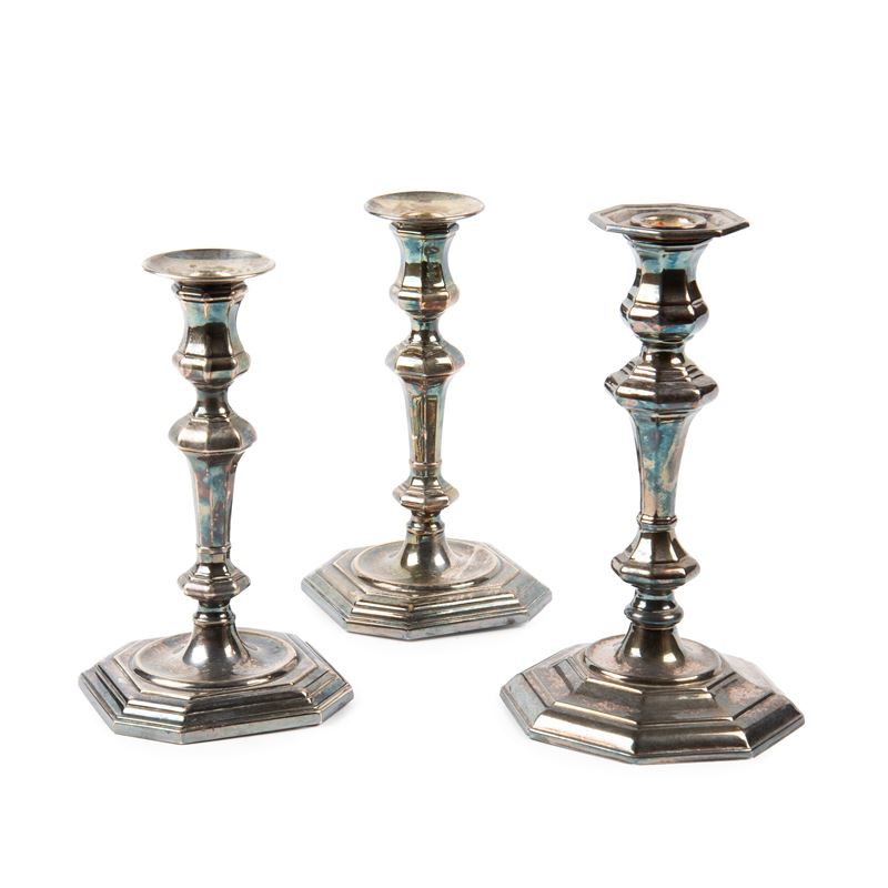 Coppia di candelieri in argento, XX secolo