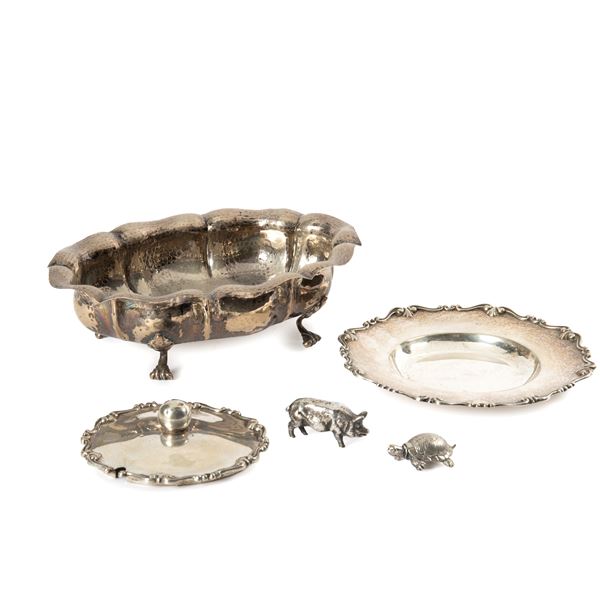 



PICCOLA VASCA, MONTATURA PER FORMAGGIERA E DUE PICCOLI ANIMALI