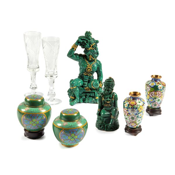 



Sei flute in cristallo, due vasetti e due scatoline in cloisonn&egrave;