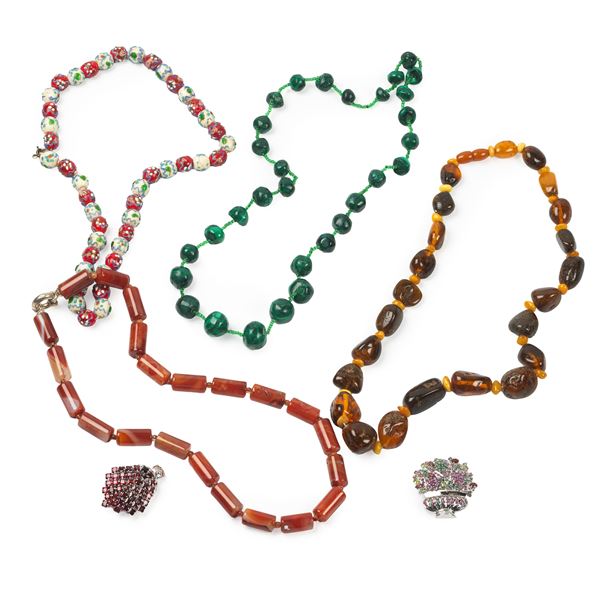 



OTTO COLLANE ED UN BRACCIALE A