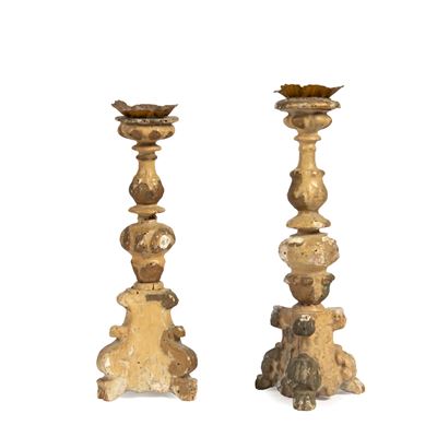 Coppia di candelieri, sec. XVIII, legno intagliato e laccato, altezza cm 33