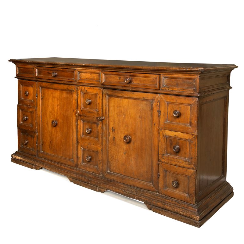 Credenza del XVIII secolo in noce con due sportelli e undici cassetti
