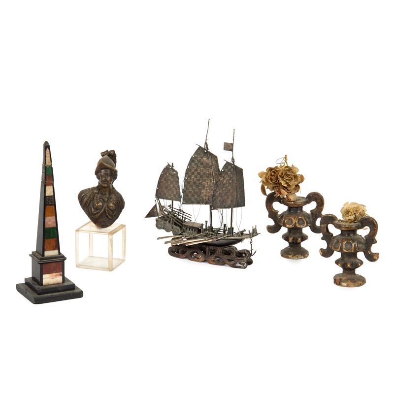 Venti tra soprammobili, vasetti e modellini di navi, sec. XX