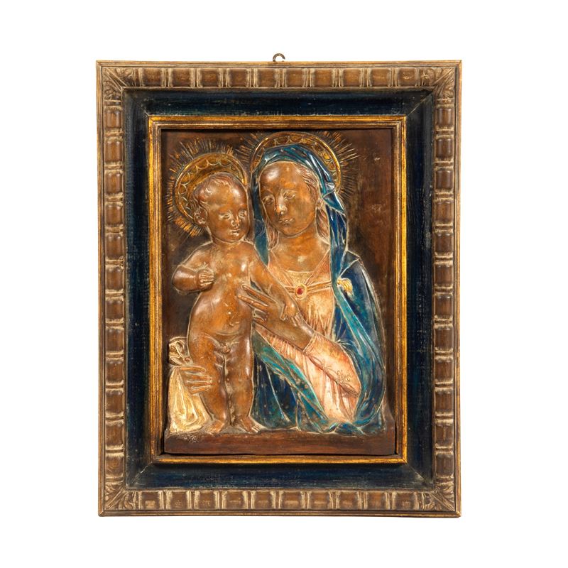 Scuola italiana, Madonna con Bambino, bassorilievo in terracotta policroma
