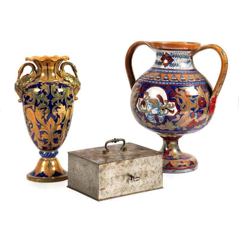 Gualdo Tadino, Due vasi in terracotta smaltata a lustro, inizio sec. XX
