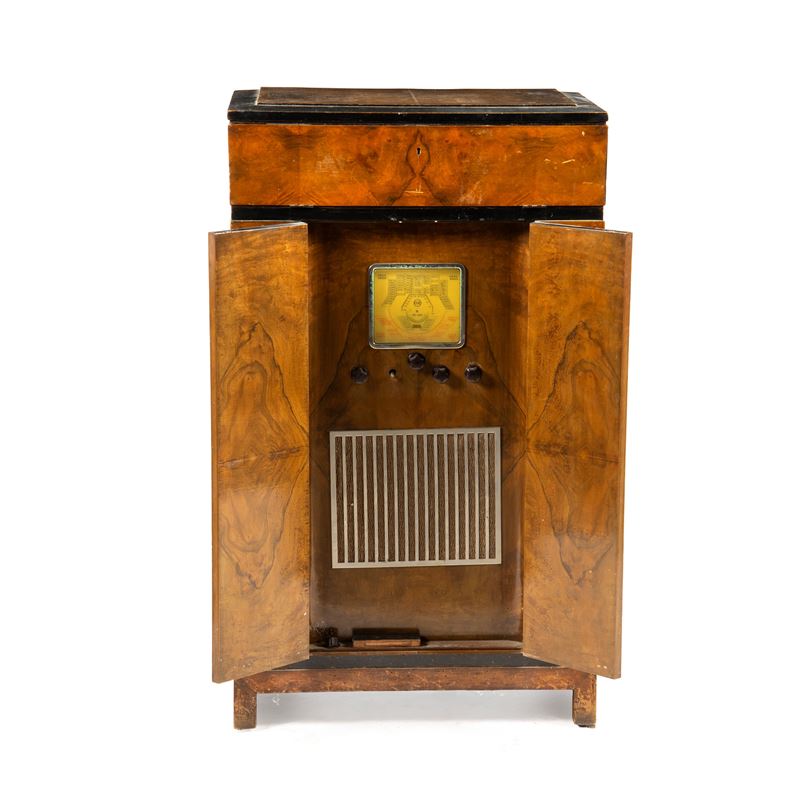 Radio degli anni '50, cassa in radica con sportelli e piano ad alzarsi