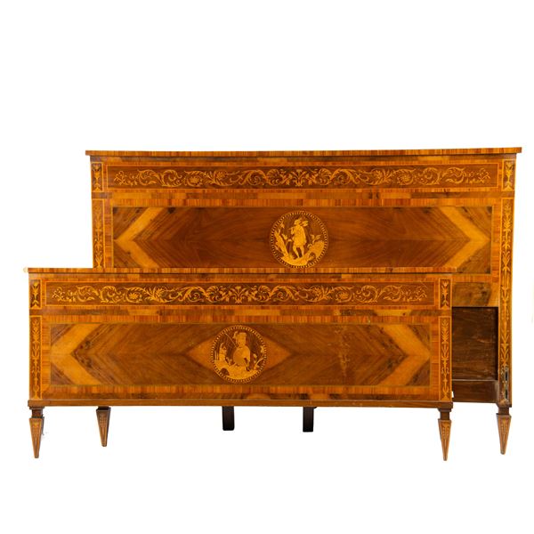 



Letto matrimoniale, in stile Settecento