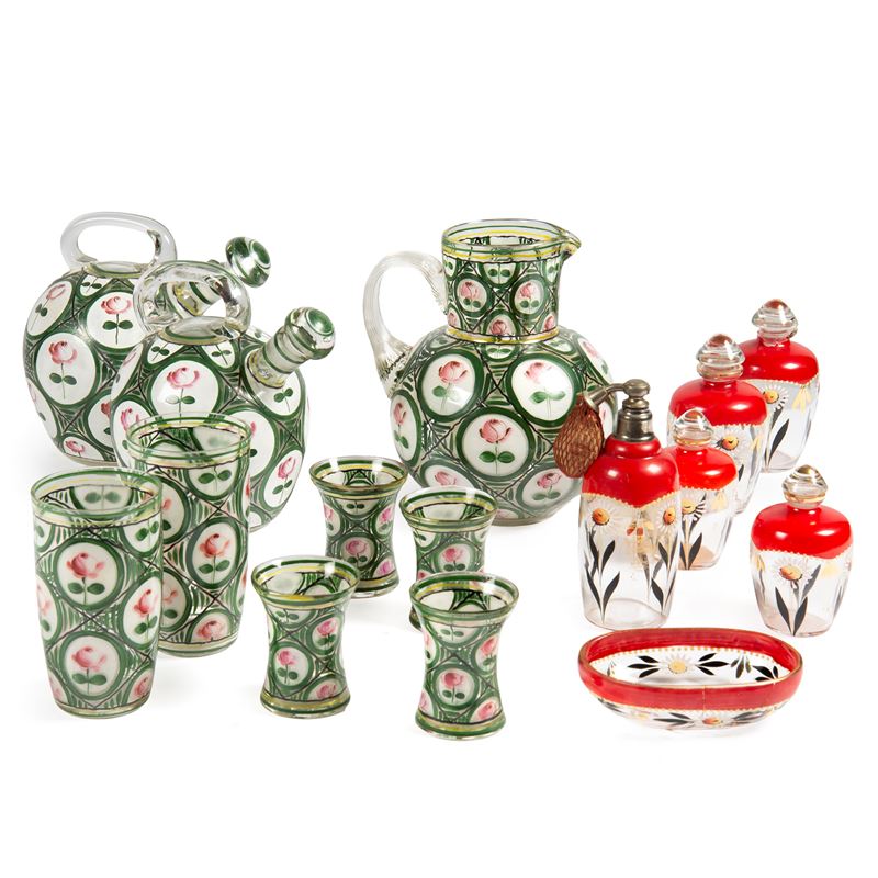 Set di vetro decorato, inizio secolo XX: due bottiglie, una brocca e sei bicchieri